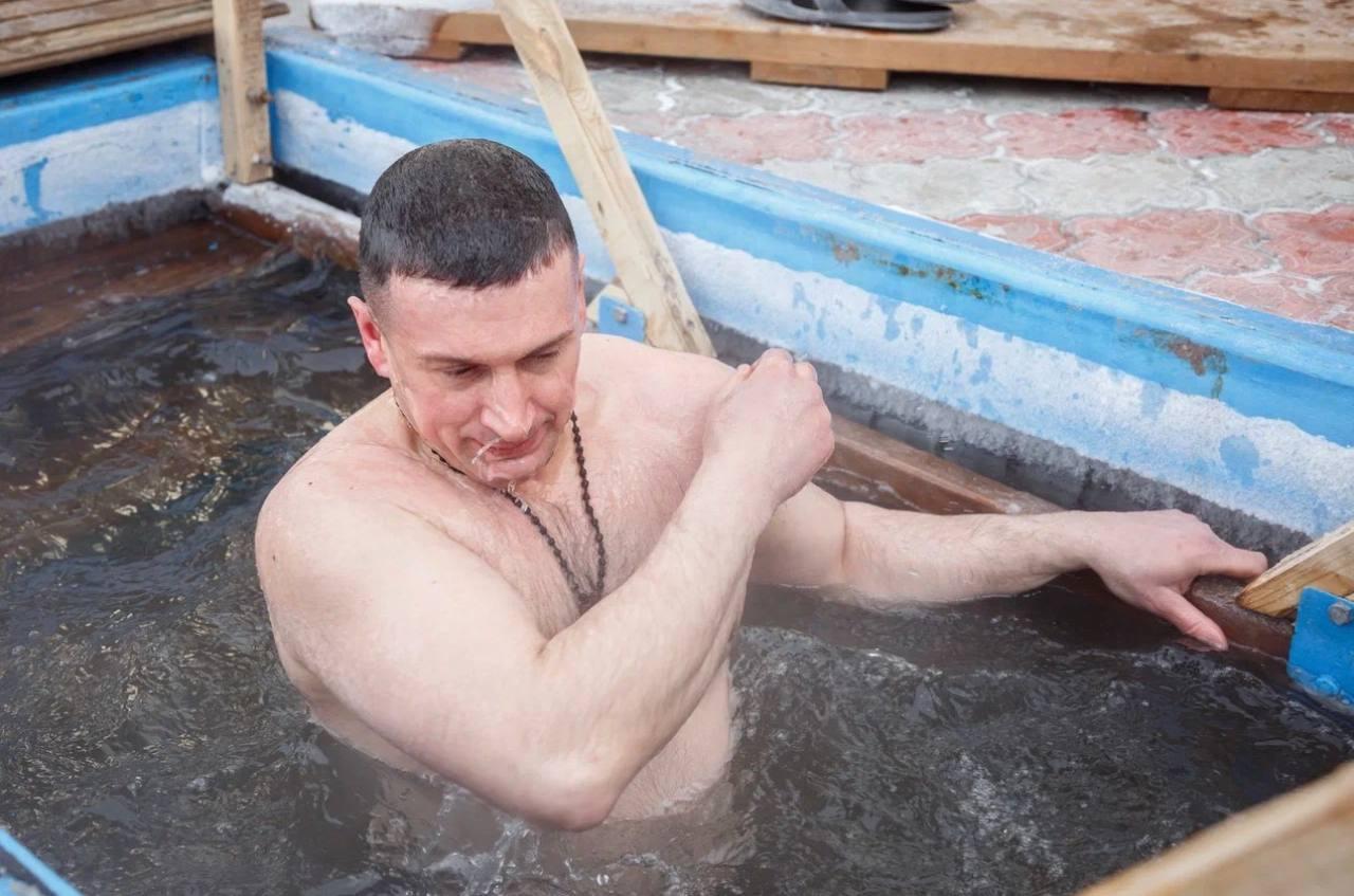 Фото В Новосибирске появились кадры купания на Крещение в колонии строгого режима 2